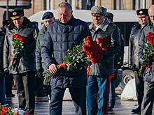 В Петербурге почтили память пожарных, погибших при тушении гостиницы «Ленинград»