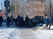 Серьезная авария в Чкаловском поселке Омска: машина перевернулась на тротуар (Обновлено)