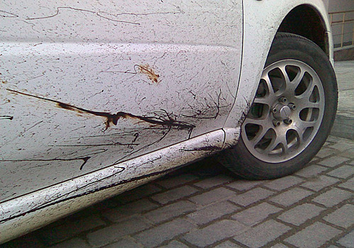 Ремонтники заляпали иномарку асфальтом