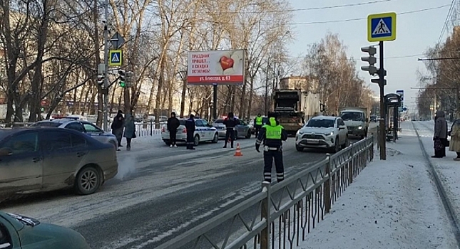 В Екатеринбурге на пешеходном переходе девушка попала под колеса двух автомашин