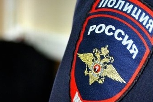 Тело человека нашли на козырьке дома на западе Москвы