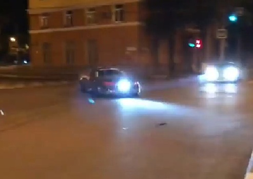Устроили дрифт у губернского рынка: в Самаре сняли на видео безумных стритрейсеров