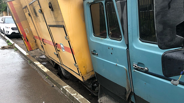 В Саратове жертвой дорожного провала оказался автомобиль экстренной службы
