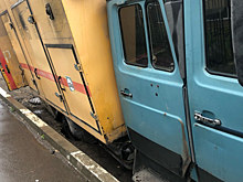 В Саратове жертвой дорожного провала оказался автомобиль экстренной службы