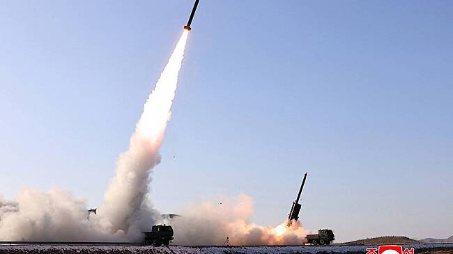 Ким Чен Ын с дочерью запустили 600-миллиметровые ракеты