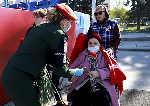 В Новосибирске сотрудники военной полиции ЦВО поздравили ветеранов с Днем Победы
