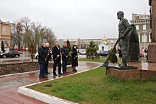 В Саратове депутаты облдумы возложили цветы к памятнику Петру Столыпину