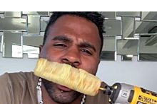 Певец Джейсон Деруло сколол себе зубы кукурузой на дрели