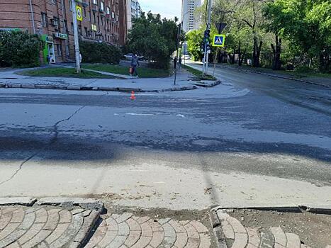 Неизвестный водитель сбил ребенка на светофоре в центре Новосибирска и скрылся