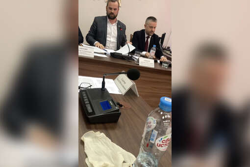 Костромской депутат бросил резиновую перчатку в коллегу и вызвал его на дуэль