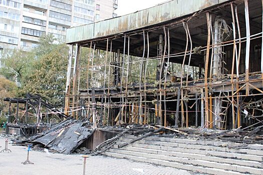 Сгоревший кинотеатр «Слава» оградили от любопытных глаз веревочкой