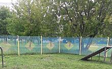Площадку для выгула собак на Римского-Корсакова избавили от лишней травы