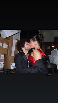 Селена Гомес опубликовала фото горячего поцелуя с новым бойфрендом: «Я выиграла»