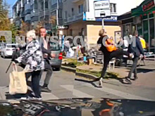 Неадекват ударил на улице пенсионерку и сразу получил ногой в спину от прохожей