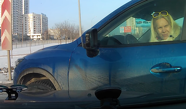 Не видишь, я разворачиваюсь! Эпичное ДТП с девушкой