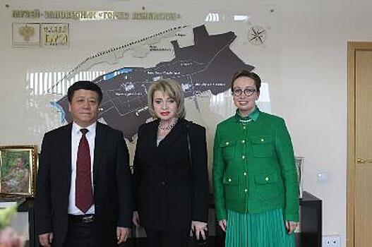 Посол КНР в России вручил музею-усадьбе «Горки Ленинские» 50 аудиогидов