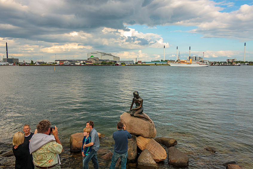 Русалочка в Копенгагене. Туристов разочаровывают размеры статуи (всего 1,25 м) и то, что рядом постоянно другие люди. 