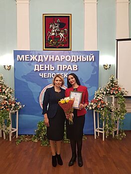 Уполномоченную по правам участников образовательного процесса школы №4 наградили в преддверии профессионального праздника