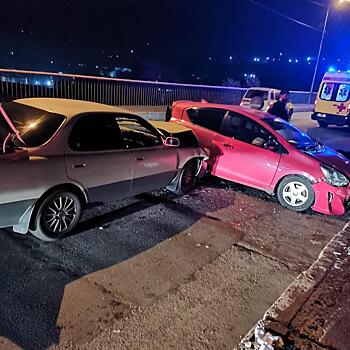 Во Владивостоке на Рудневском мосту лоб в лоб столкнулись Toyota Vista и Nissan Note