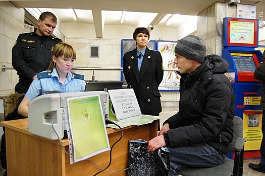 Даже под землёй найдут: новосибирцев проверят на долги в метро