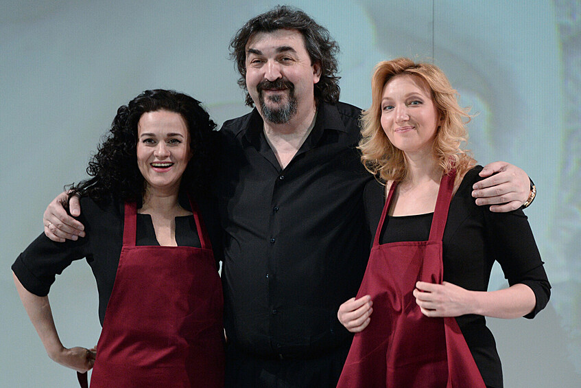 Янина Колесниченко, Игорь Золотовицкий и Светлана Иванова-Сергеева (слева направо) на показе спектакля "Иллюзии" по пьесе Ивана Вырыпаева в постановке Виктора Рыжакова на сцене МХТ им.А.П.Чехова, 2015 год