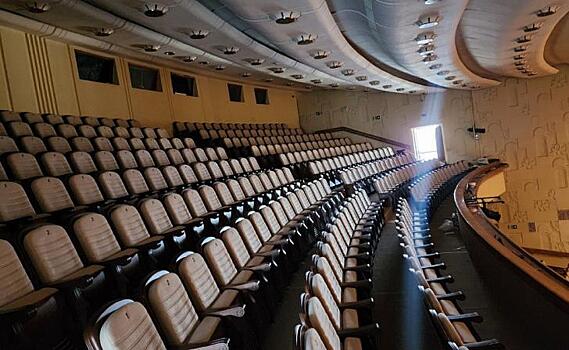 В зале Курского драматического театра установили 812 новых кресел