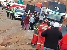В результате падения автобуса с обрыва в Перу погибли 37 человек