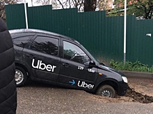 В Кисловодске такси провалилось в яму на дороге