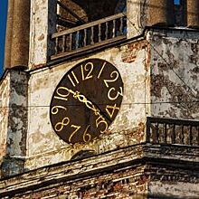 Школьник починил часы на башне Выборгского замка