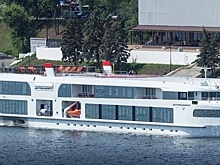 96-метровый теплоход VIP-класса «Штандарт» причалил на набережной Саратова