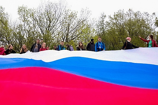 Сергей Кириенко развернул огромный флаг России на вершине Машука