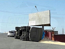 Во Владивостоке перевернулась фура