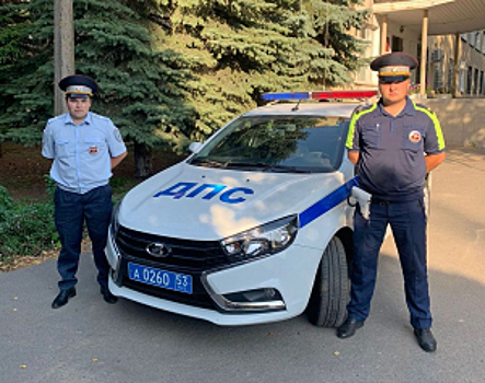 В Новгородской области сотрудники Госавтоинспекции оперативно доставили беременную женщину в родильный дом