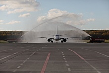 Водной аркой встретили в аэропорту Нижнего Новгорода первый самолет из Оренбурга
