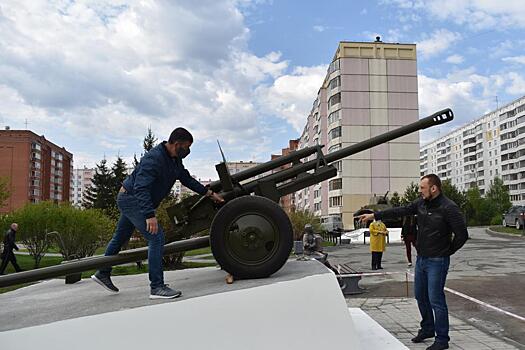 В Новосибирске к танку и «Катюше» установили пушку в честь Дня Победы
