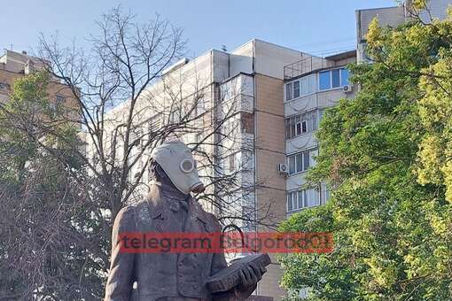 Полиция проверит подростков, надевших противогаз на памятник в Белгороде