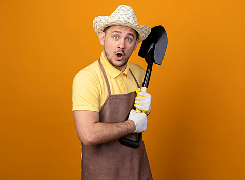 В Кемерове сосед разделся перед женщиной и напал на нее с лопатой