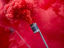 Албанские оппозиционеры устроили в парламенте протест с дымовыми шашками