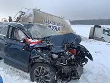 В Самарской области на трассе столкнулись фура и три легковушки