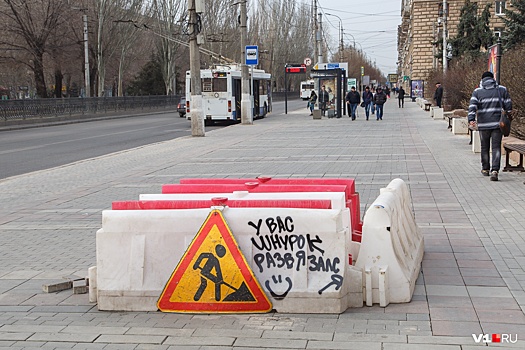 «Коммуникация или погода»: в Волгограде ищут причину провала, засосавшего машину-«пылесос»