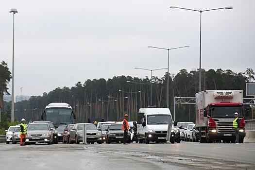 Жители Екатеринбурга из-за снегопада встали в пробки