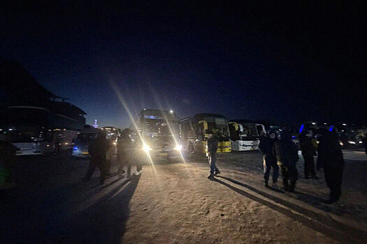 Десятки автобусов с россиянами застряли на границе с Китаем
