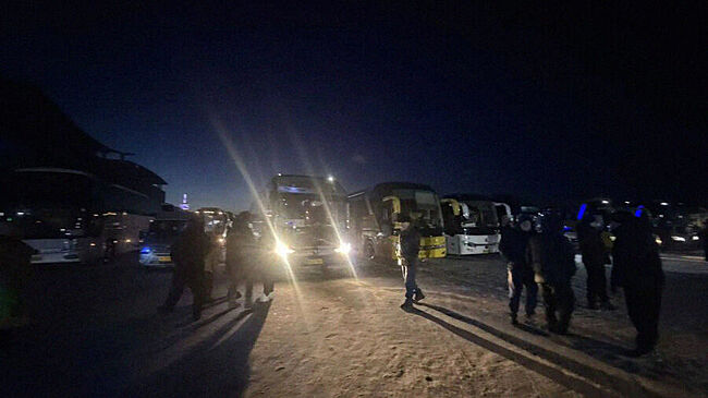 Десятки автобусов с россиянами застряли на границе с Китаем