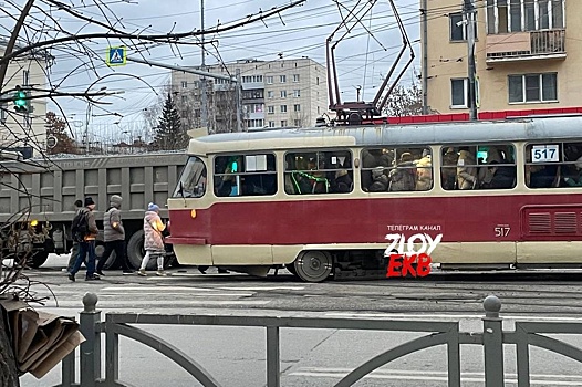 В Екатеринбурге грузовик столкнул трамвай с рельсов – движение остановилось