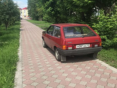 Житель Кузбасса пожаловался на припарковавшегося на тротуаре автомобилиста