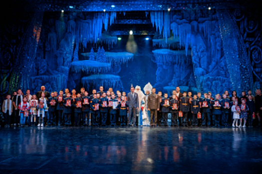 В Воркуте полицейские и общественники вручили подарок победителю конкурса детского рисунка «Мои родители работают в полиции»