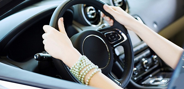 В Пензе автоледи на внедорожнике протаранила световую опору