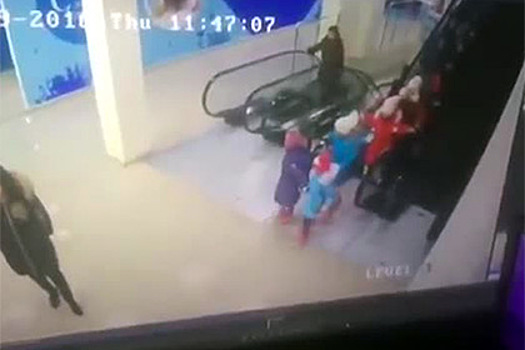 Опубликовано видео падения детей с эскалатора в Ставрополе