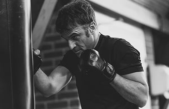 Экс-чемпион мира Кудряшов оценил фото боксирующего Макрона