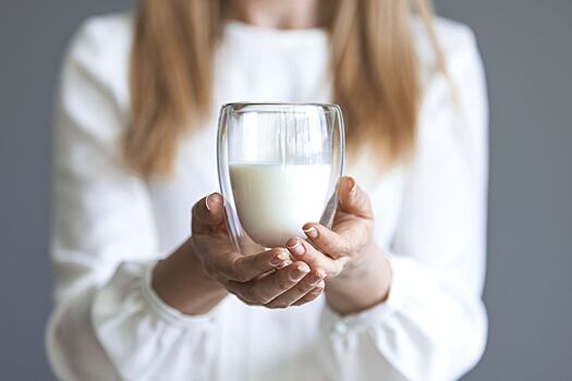 Эксперты рассказали, действительно ли пить кефир полезнее перед сном